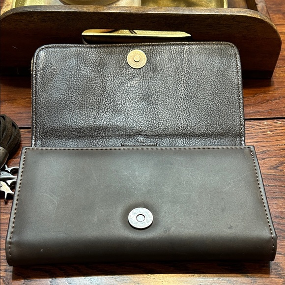 Ariat Women's Nashville Tan and Brown Cowhide Clutch wristlet wallet with Tassel - Picture 5 of 6